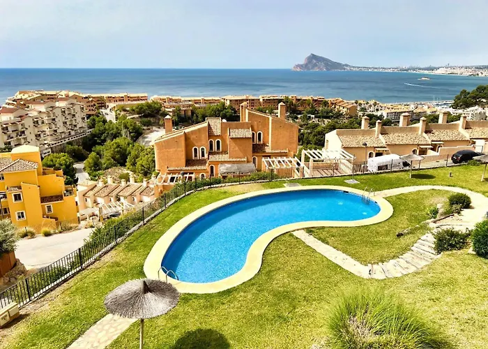 Charming Townhouse With Sea Views & Pool In Altea