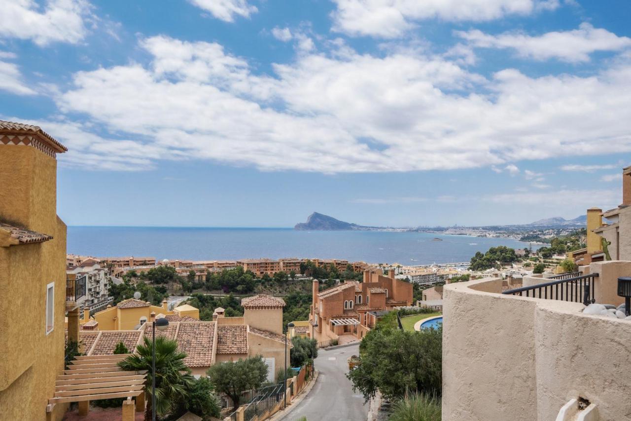 Charming Townhouse With Sea Views & Pool In Altea