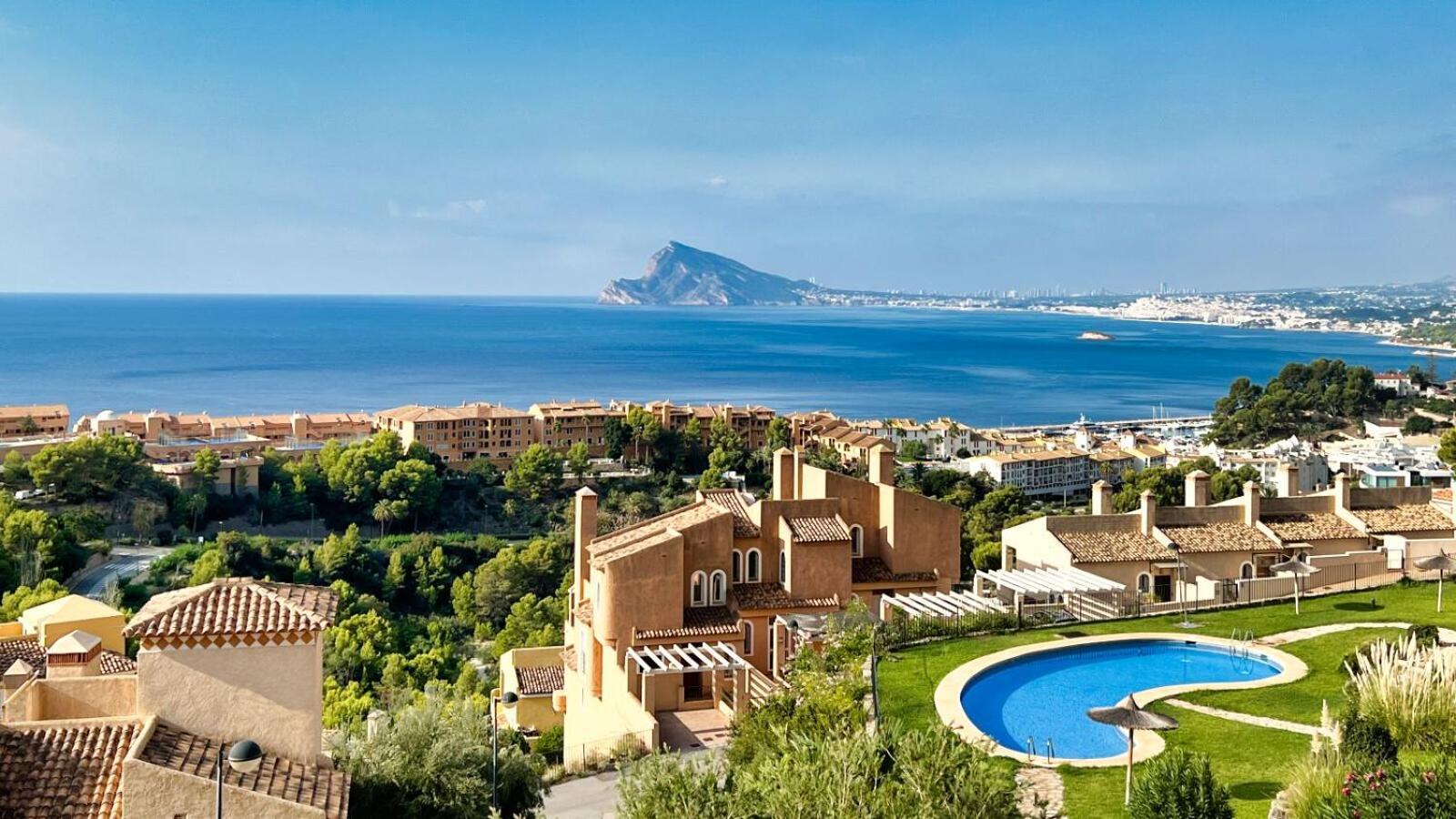 Charming Townhouse With Sea Views & Pool In Altea *