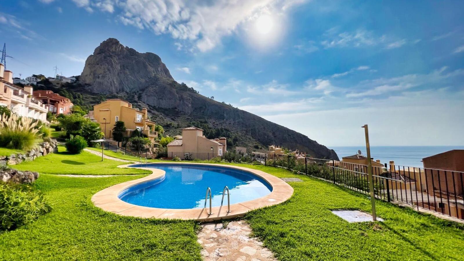 Charming Townhouse With Sea Views & Pool In Altea